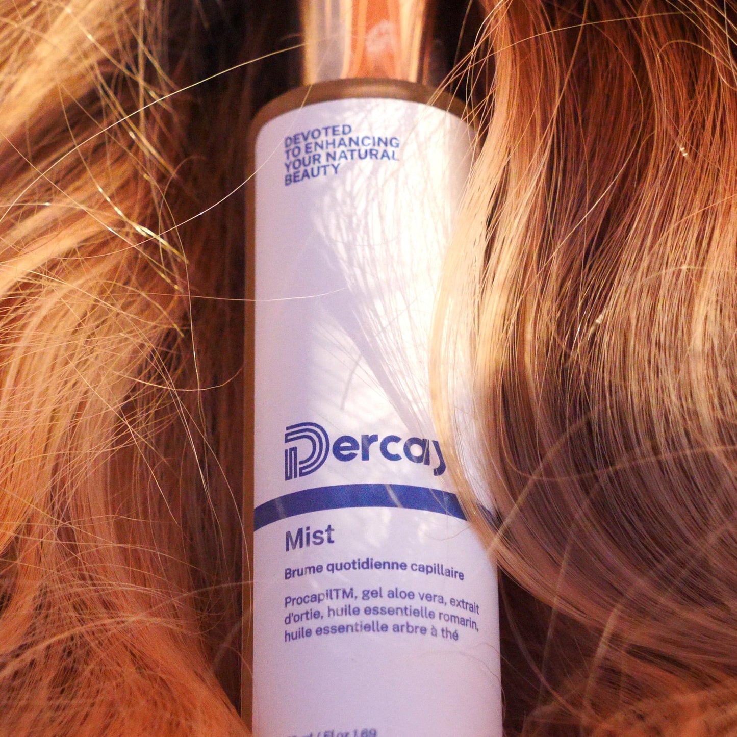 Le produit Hair Mist: Lotion Anti-Chute de Dercay sur des cheveux (sans emballage) - Vue de face